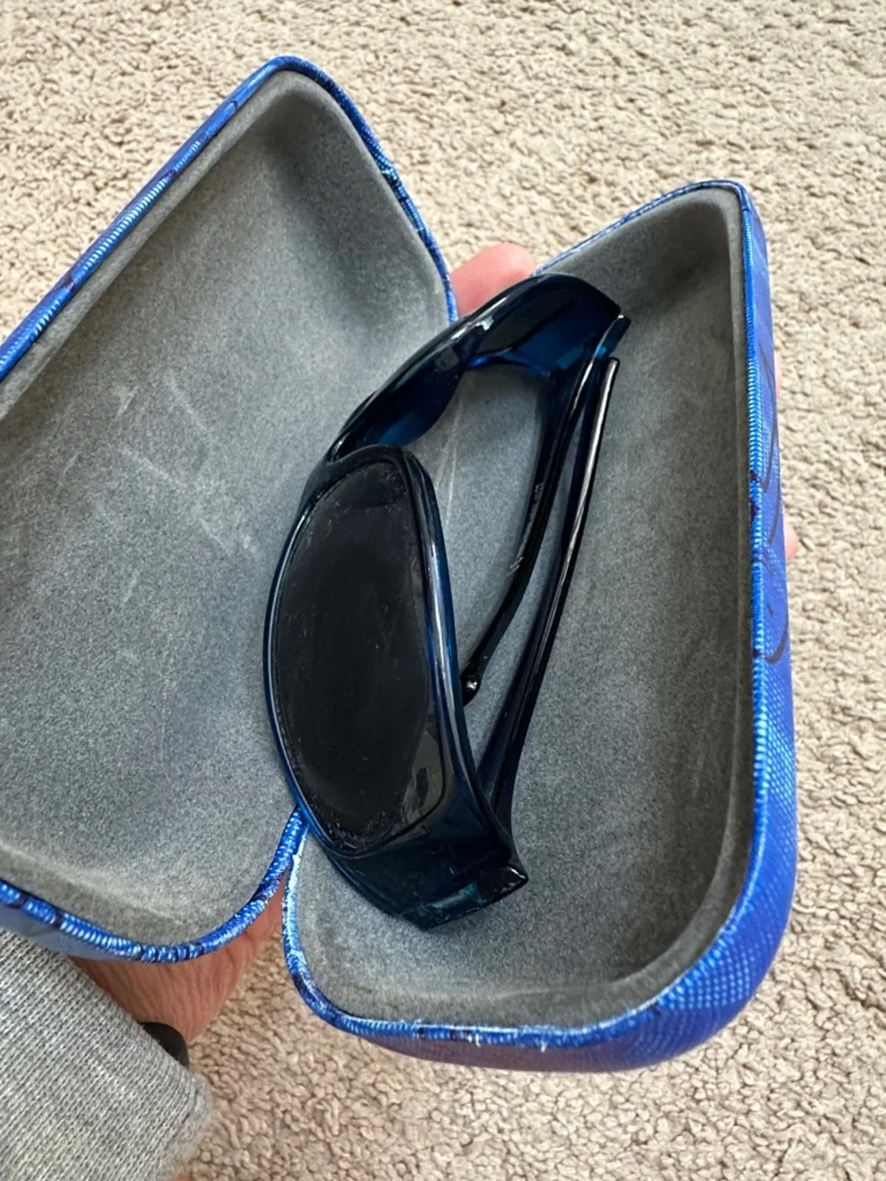 TOMMY BAHAMA KIDS SUNGLASSES 🕶️ IN A CASE